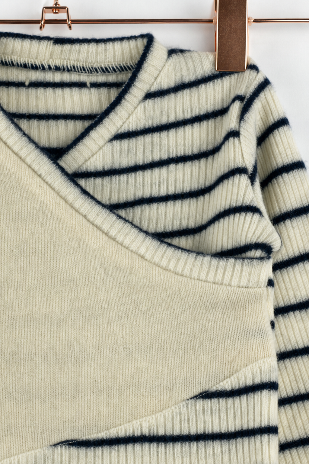Detailaufnahme des Kaschmir Baby Longsleeves in Weiß, Größe 74/80