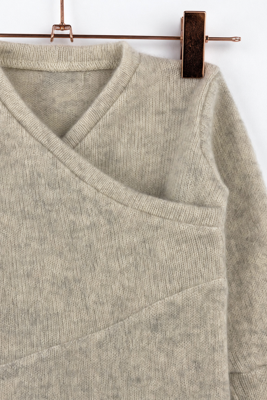Detailaufnahme des Kaschmir Baby Longsleeves in Naturtönen, Größe 74/80