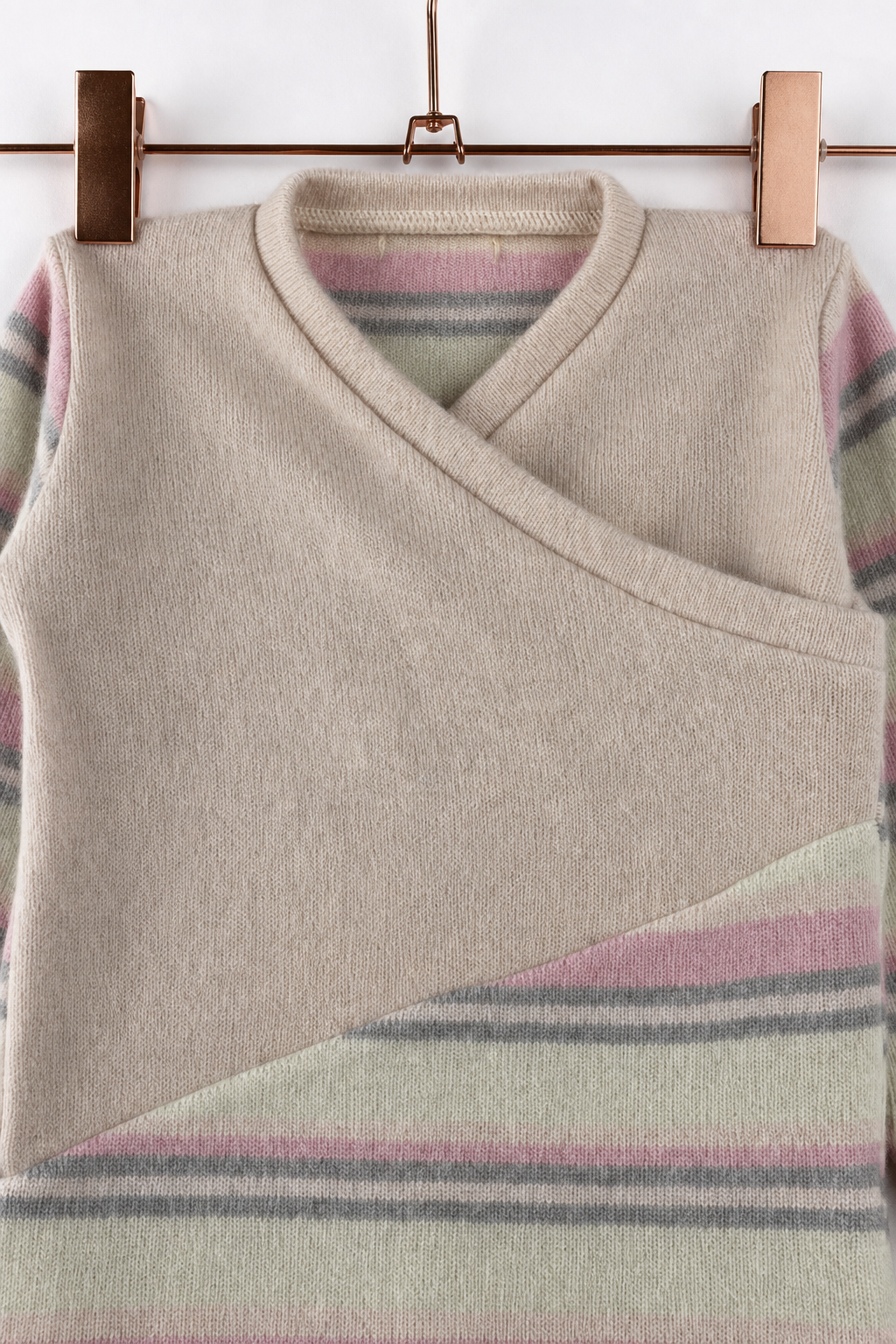 Detailaufnahme des Kaschmir Baby Longsleeves in Rosa, Größe 74/80