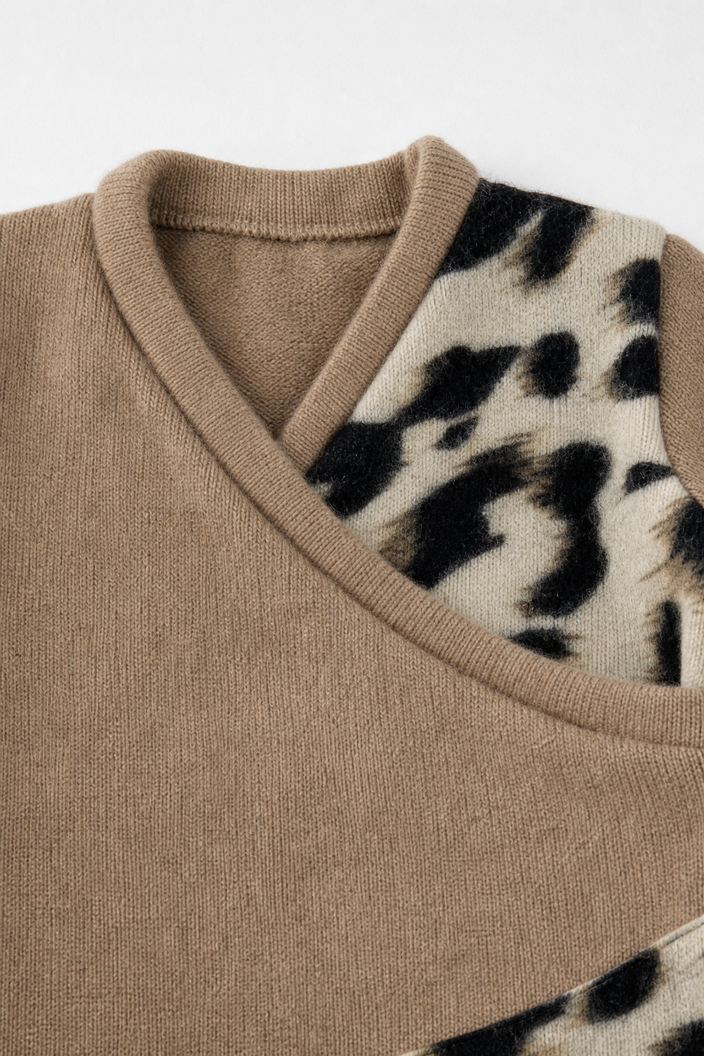 Detailaufnahme des Kaschmir Baby Longsleeves in Braun, Größe 74/80