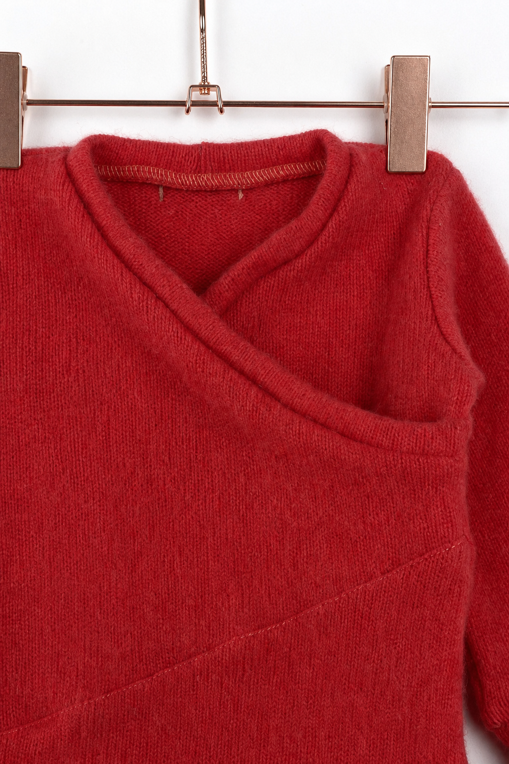 Detailaufnahme des Kaschmir Baby Longsleeves in Rosa, Größe 74/80
