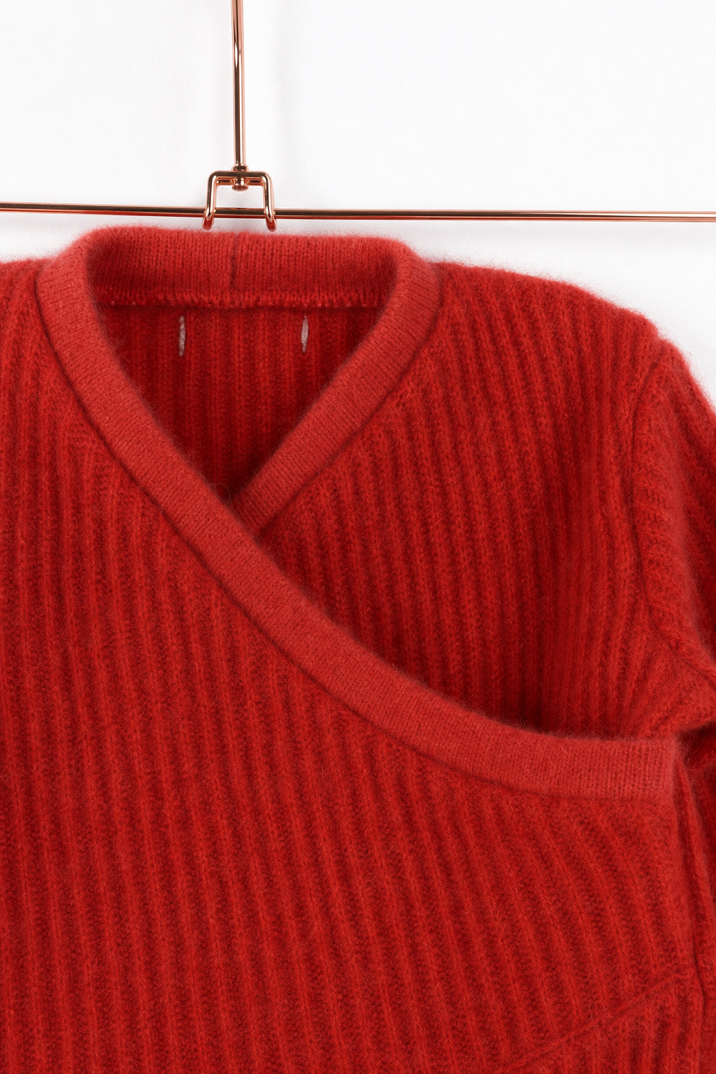 Detailaufnahme des Kaschmir Baby Longsleeves in Rot, Größe 74/80