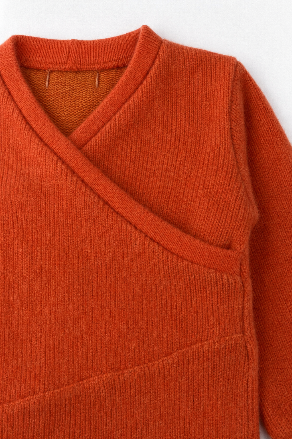 Detailaufnahme des Kaschmir Baby Longsleeves in Rot, Größe 74/80