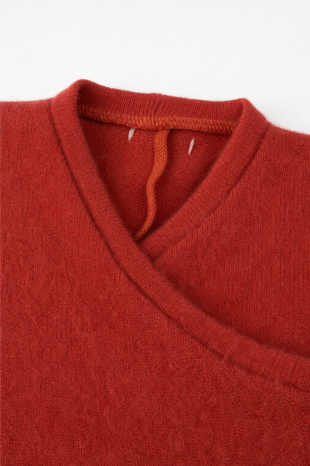 Detailaufnahme des Kaschmir Baby Longsleeves in Rot, Größe 74/80