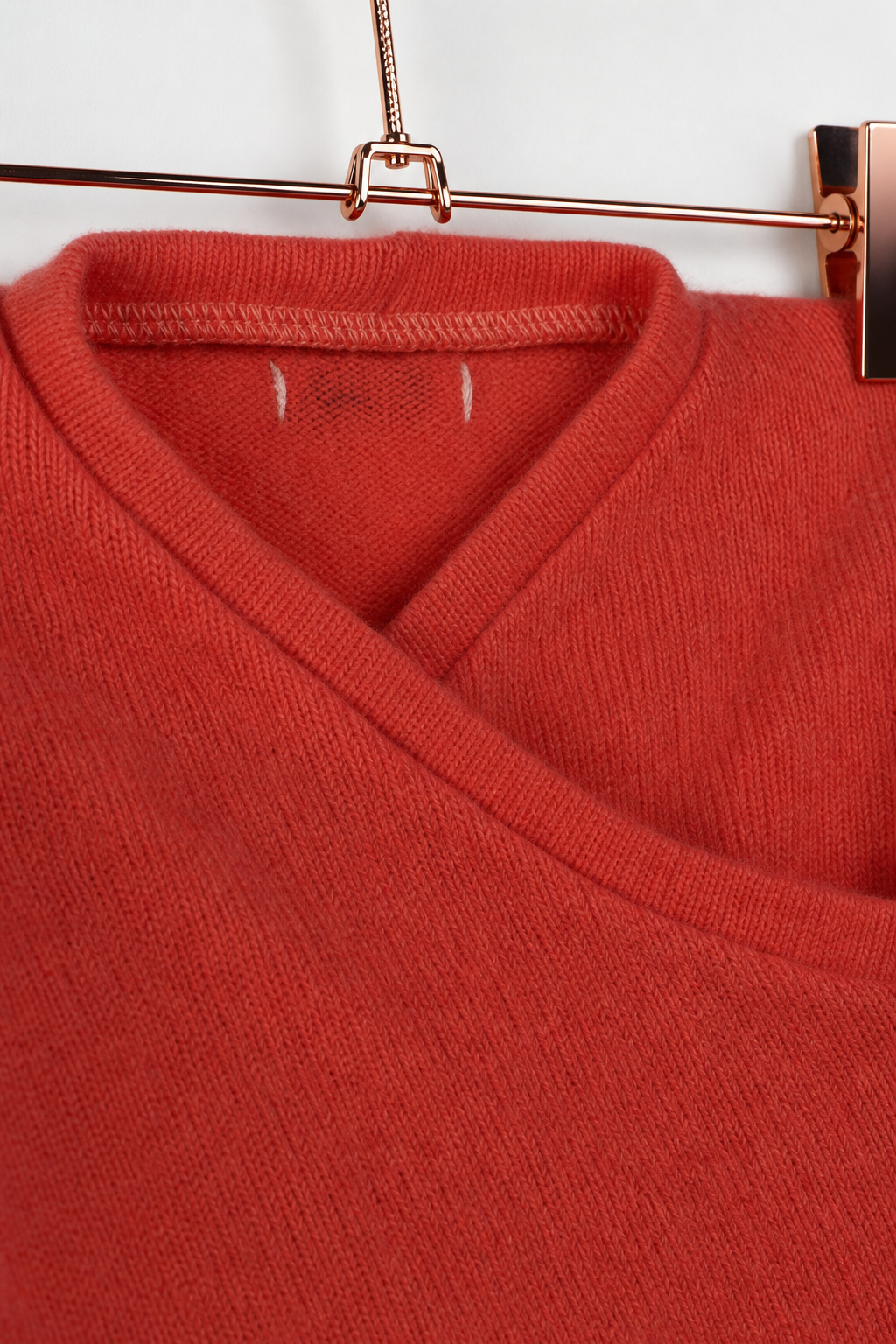 Detailaufnahme des Kaschmir Baby Longsleeves in Rosa, Größe 74/80