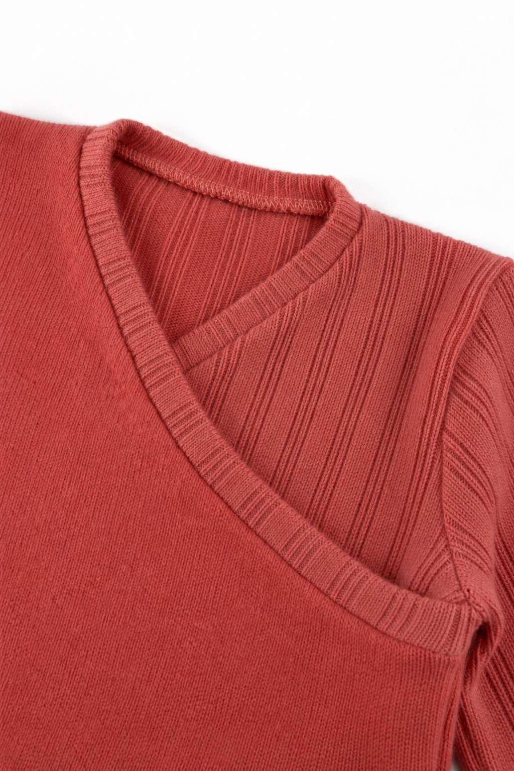 Detailaufnahme des Kaschmir Baby Longsleeves in Rosa, Größe 74/80