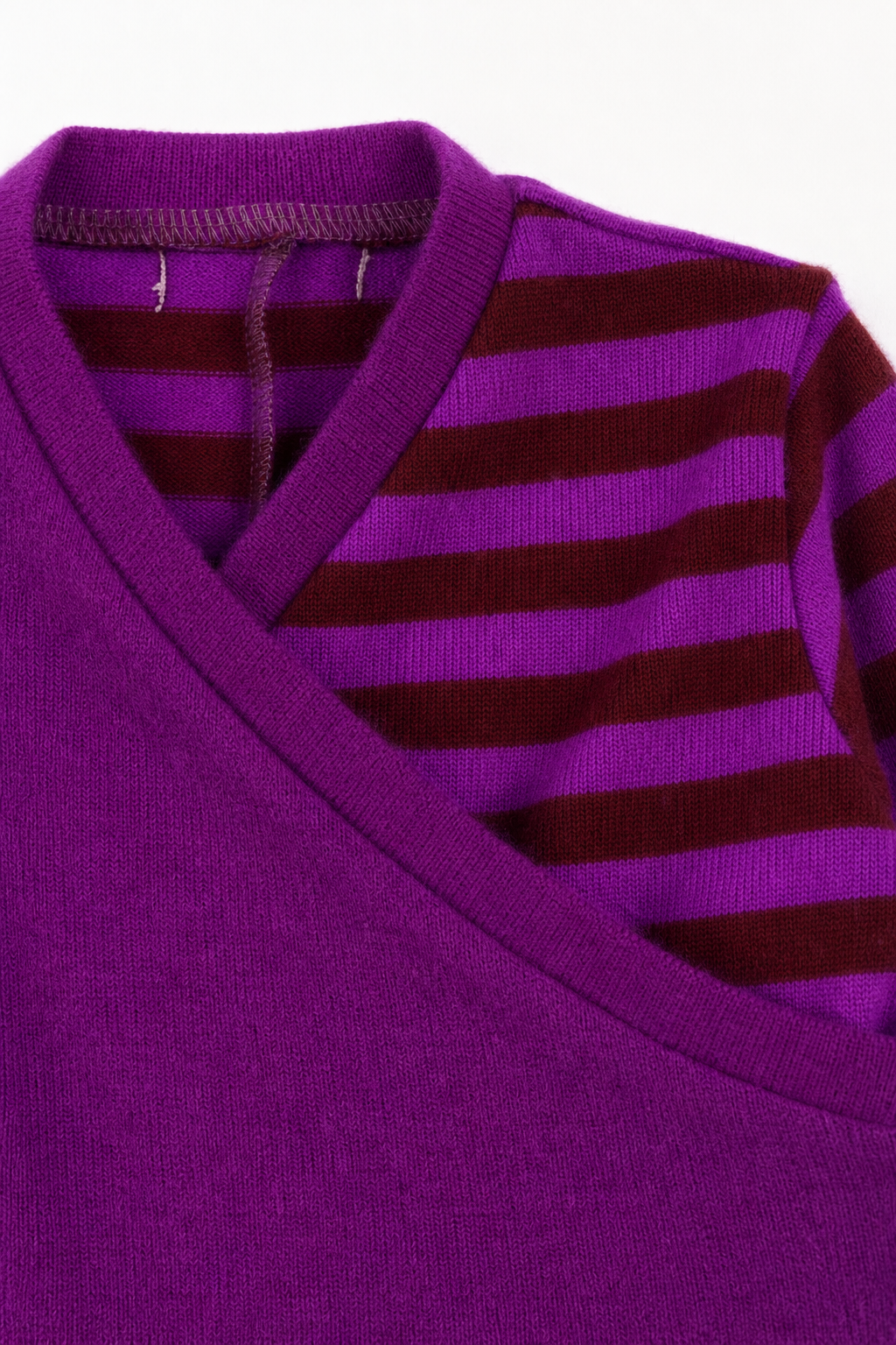 Detailaufnahme des Kaschmir Baby Longsleeves in Lila, Größe 74/80
