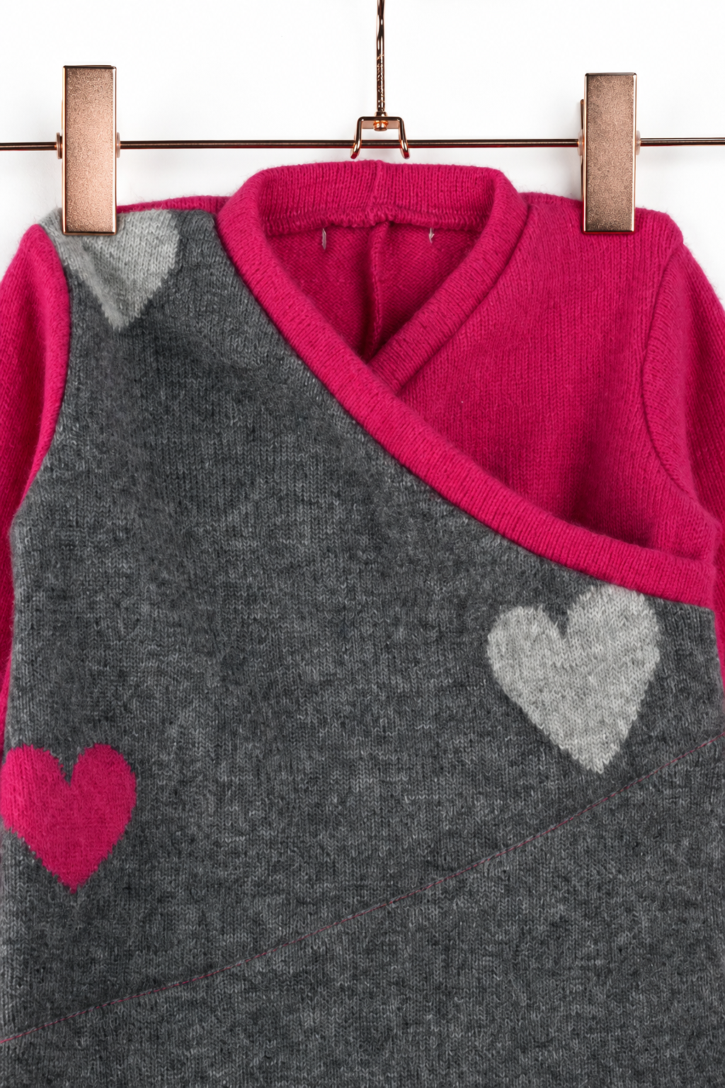 Detailaufnahme des Kaschmir Baby Longsleeves in Rosa, Größe 74/80