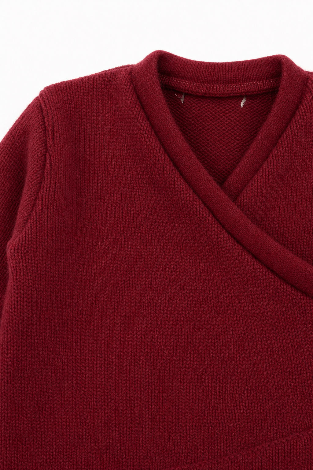 Detailaufnahme des Kaschmir Baby Longsleeves in Rot, Größe 74/80