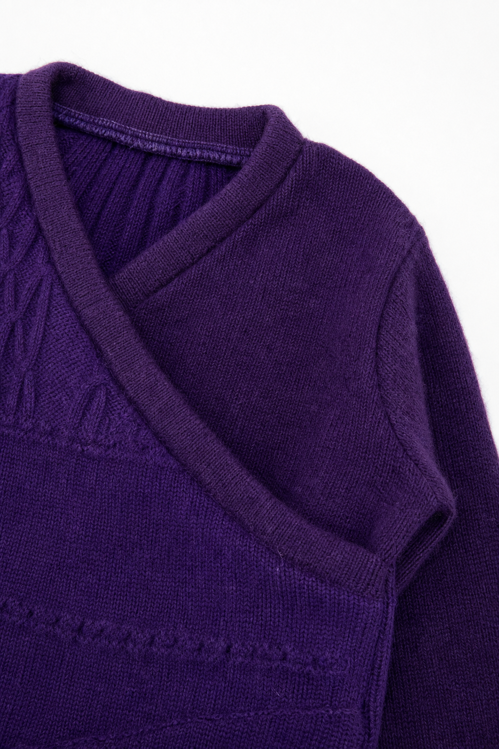 Detailaufnahme des Kaschmir Baby Longsleeves in Lila, Größe 74/80