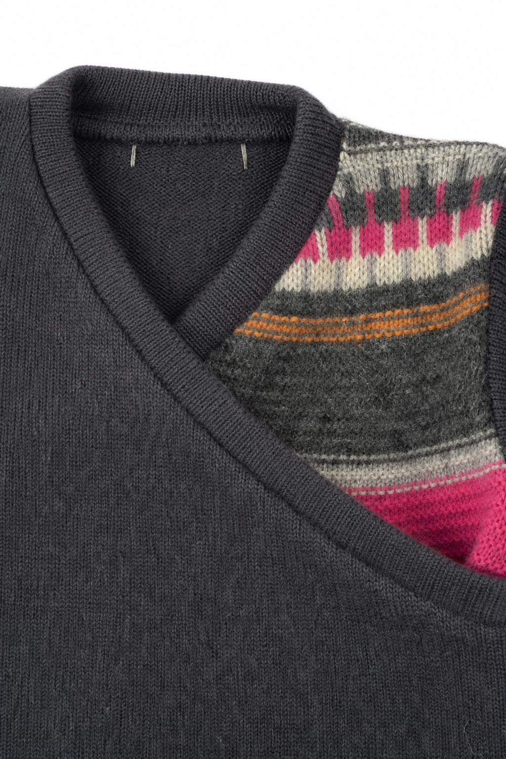 Detailaufnahme des Kaschmir Baby Longsleeves in Grau, Größe 74/80