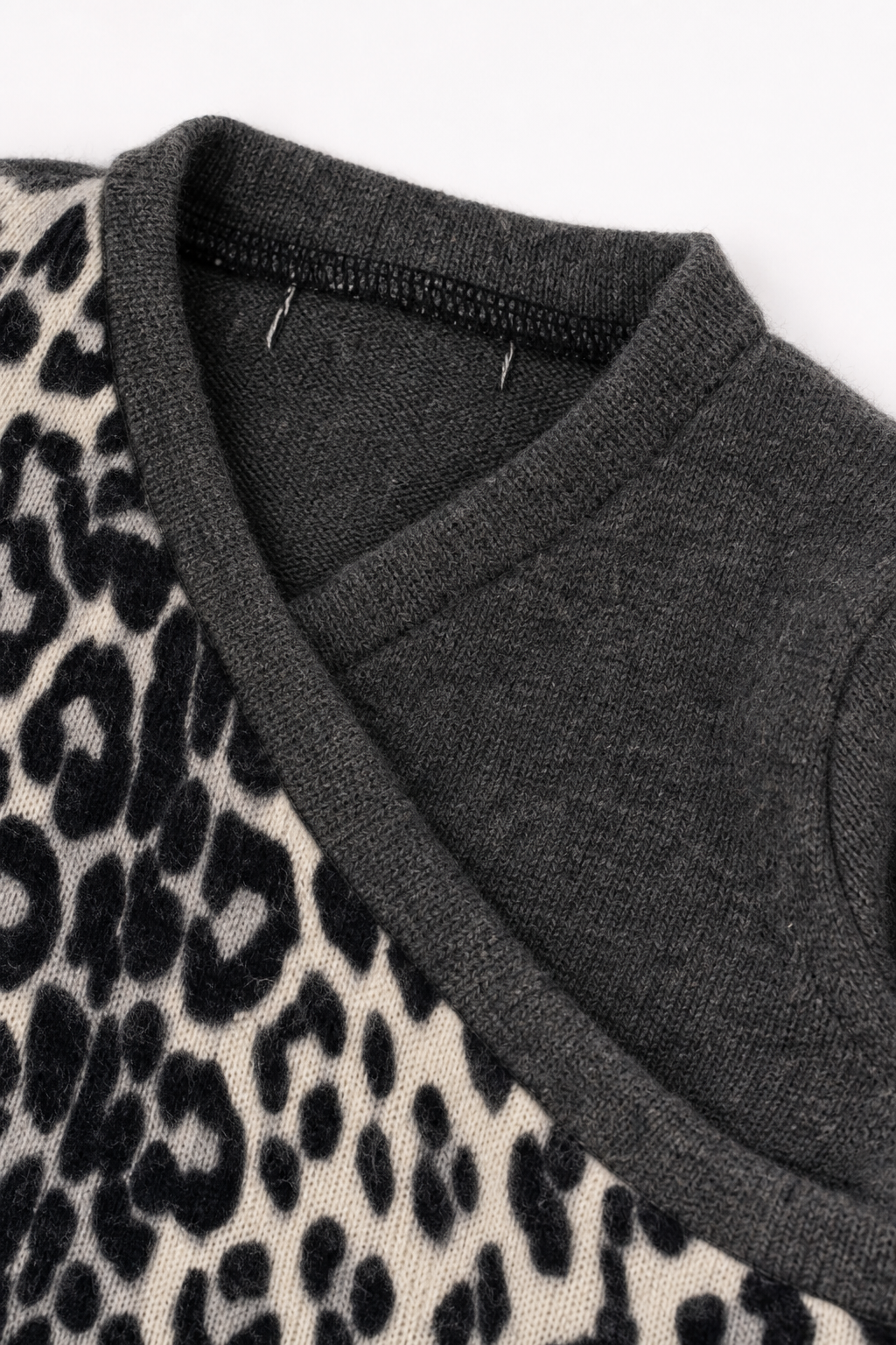 Detailaufnahme des Kaschmir Baby Longsleeves in Grau, Größe 74/80