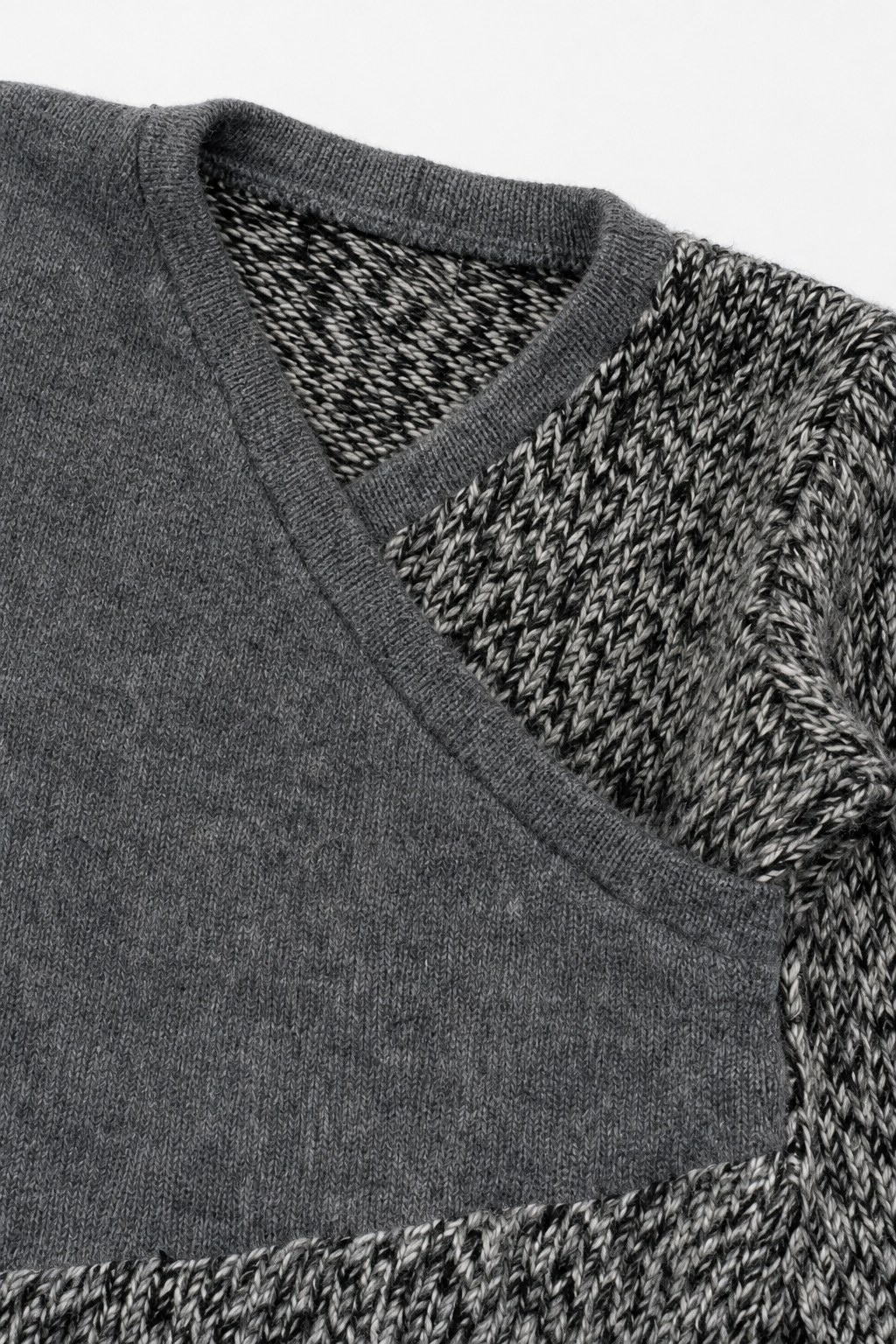 Detailaufnahme des Kaschmir Baby Longsleeves in Grau, Größe 74/80