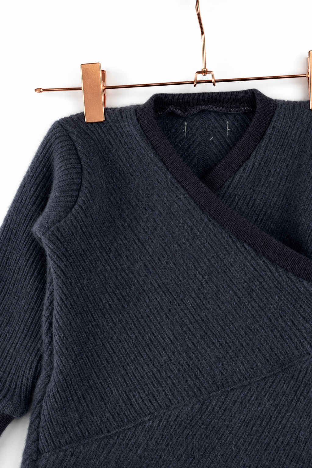 Detailaufnahme des Kaschmir Baby Longsleeves in Blau, Größe 74/80