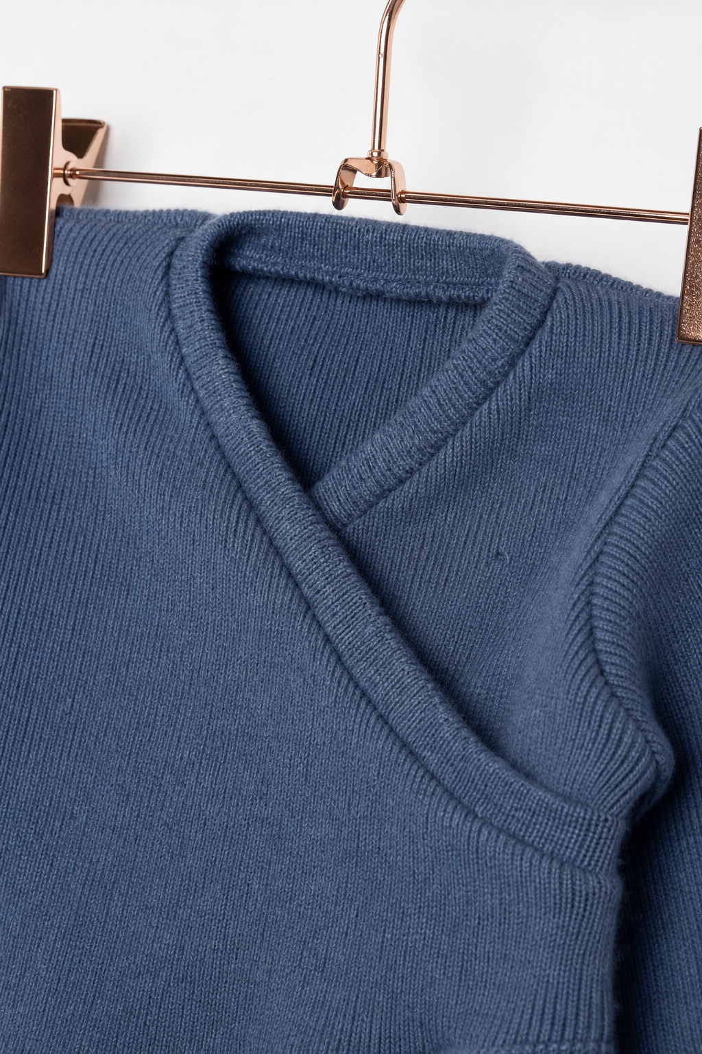 Detailaufnahme des Kaschmir Baby Longsleeves in Blau, Größe 74/80
