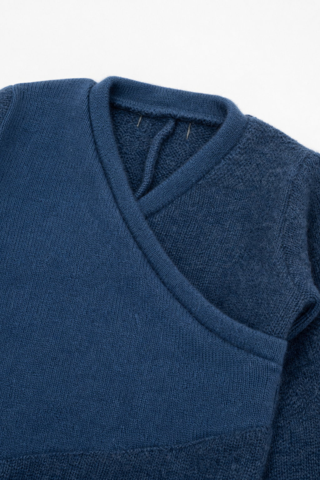 Detailaufnahme des Kaschmir Baby Longsleeves in Blau, Größe 74/80