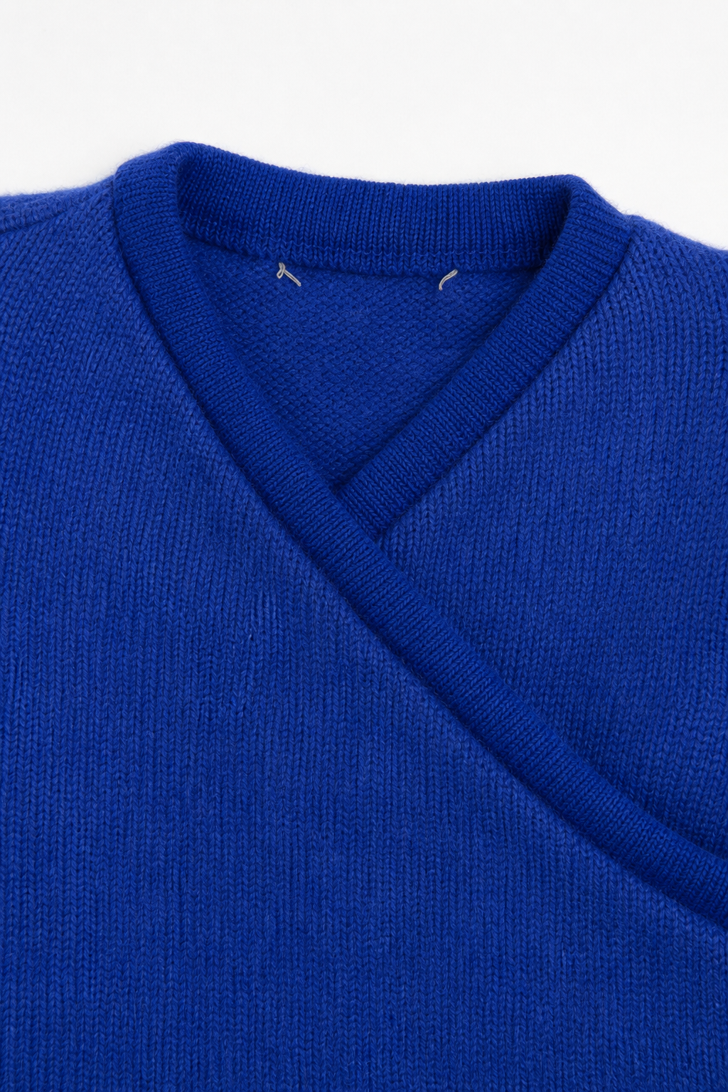 Detailaufnahme des Kaschmir Baby Longsleeves in Blau, Größe 74/80