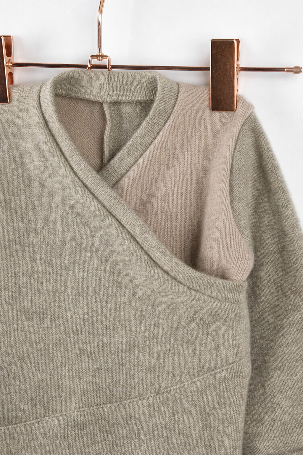 Detailaufnahme des Kaschmir Baby Longsleeves in Rosa, Größe 74/80