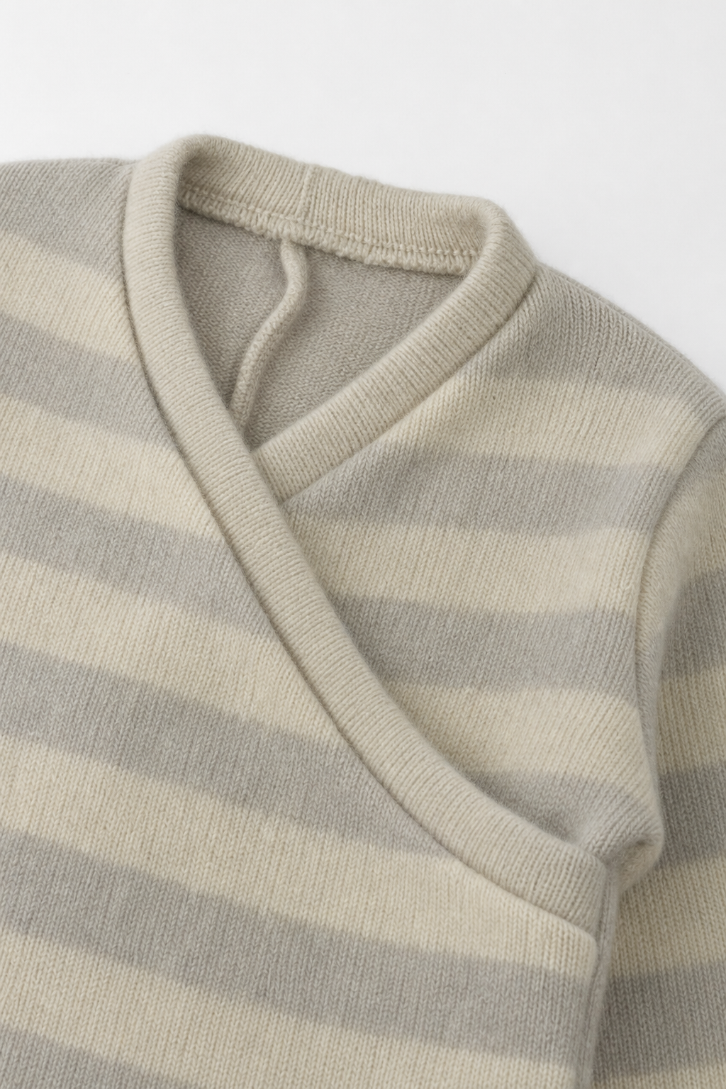 Detailaufnahme des Kaschmir Baby Longsleeves in Blau, Größe 74/80