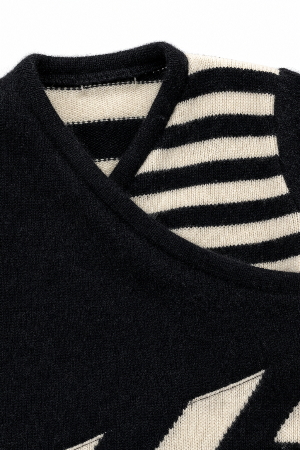 Detailaufnahme des Kaschmir Baby Longsleeves in Schwarz, Größe 74/80