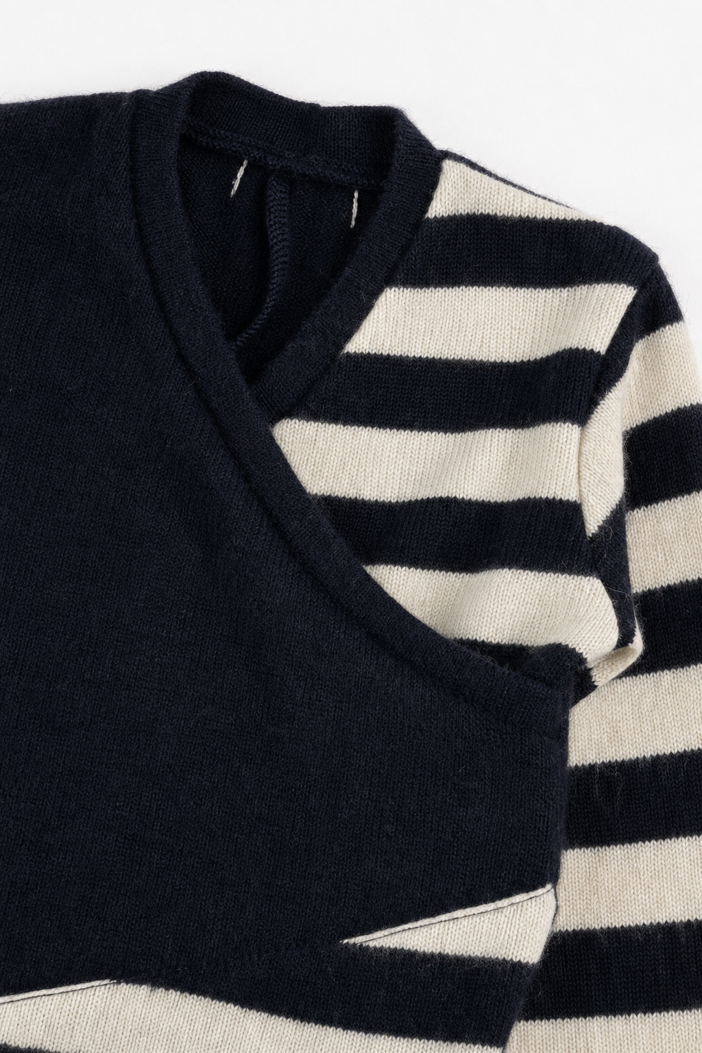 Detailaufnahme des Kaschmir Baby Longsleeves in Schwarz, Größe 86/92