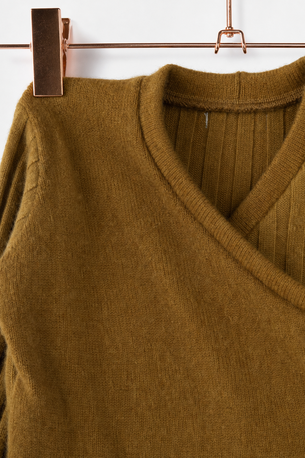 Detailaufnahme des Kaschmir Baby Longsleeves in Braun, Größe 86/92