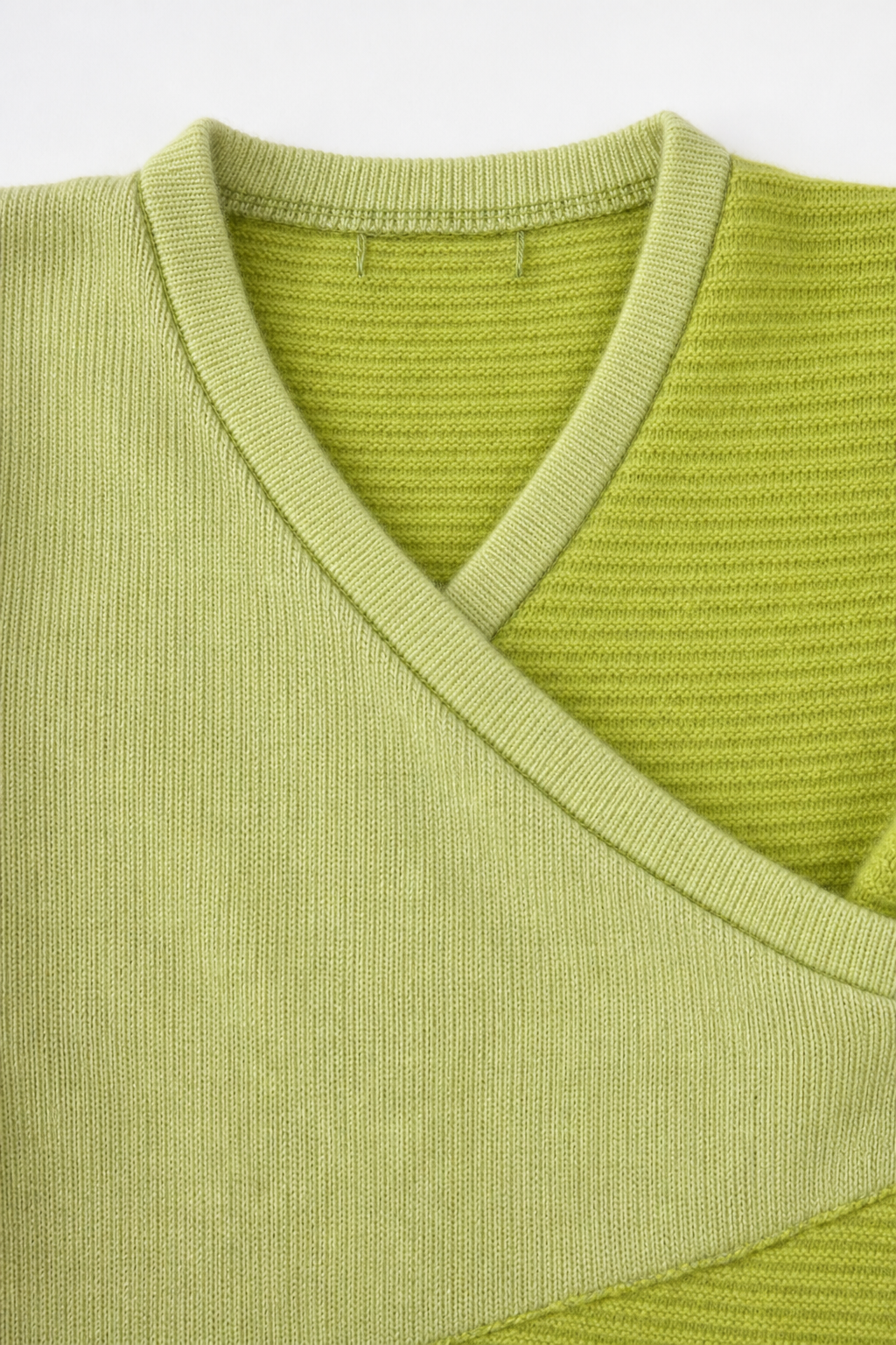 Detailaufnahme des Kaschmir Baby Longsleeves in Gelb, Größe 86/92