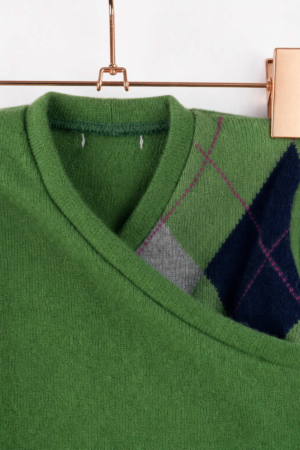 Detailaufnahme des Kaschmir Baby Longsleeves in Grün, Größe 86/92
