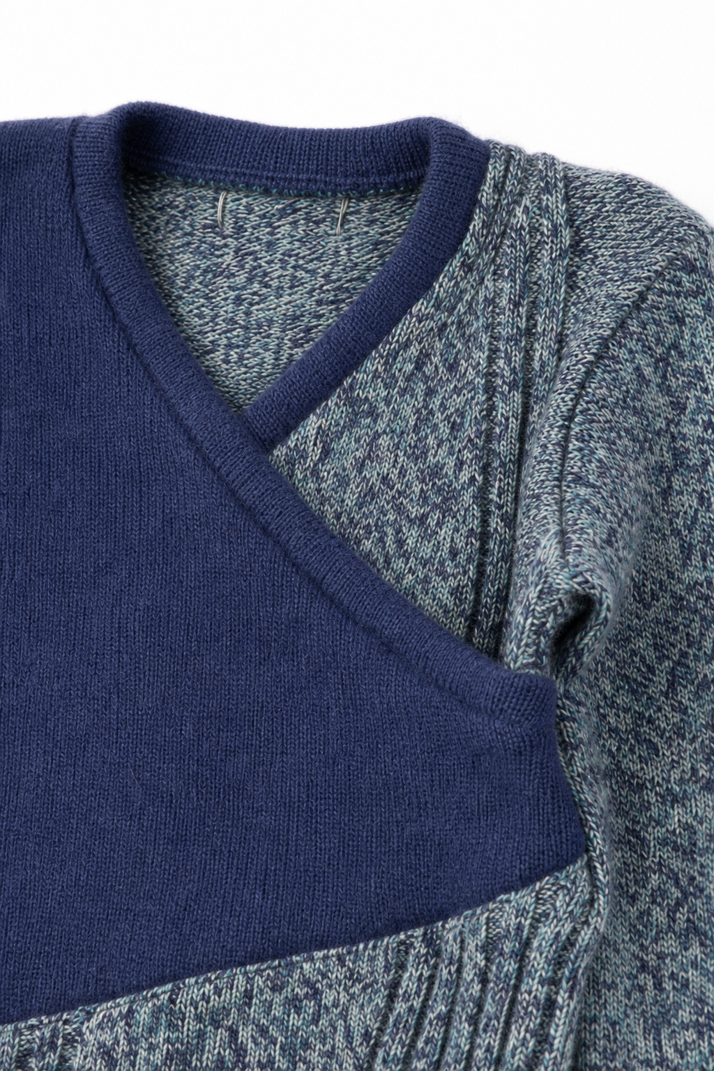Detailaufnahme des Kaschmir Baby Longsleeves in Blau, Größe 86/92
