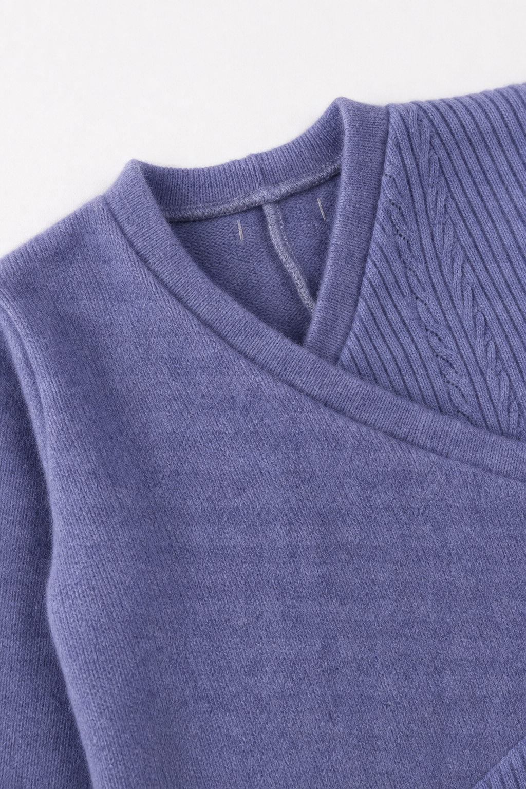 Detailaufnahme des Kaschmir Baby Longsleeves in Lila, Größe 86/92