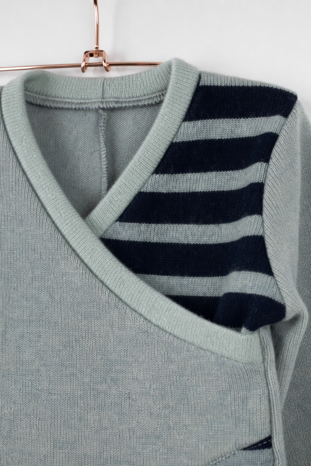 Detailaufnahme des Kaschmir Baby Longsleeves in Blau, Größe 86/92
