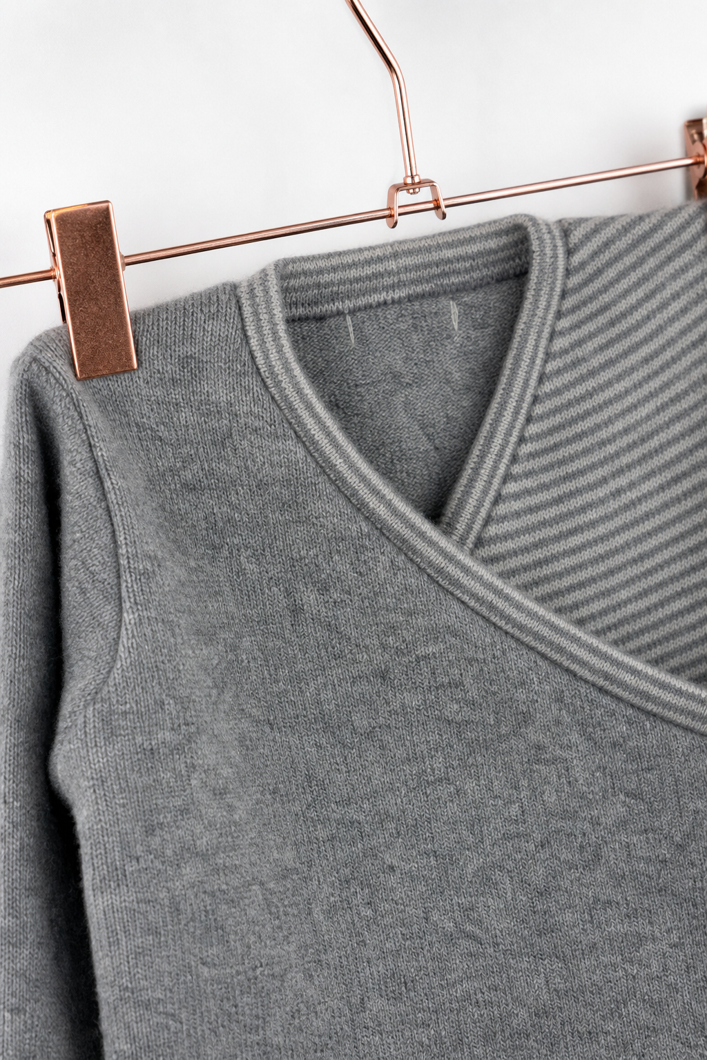 Detailaufnahme des Kaschmir Baby Longsleeves in Grau, Größe 86/92
