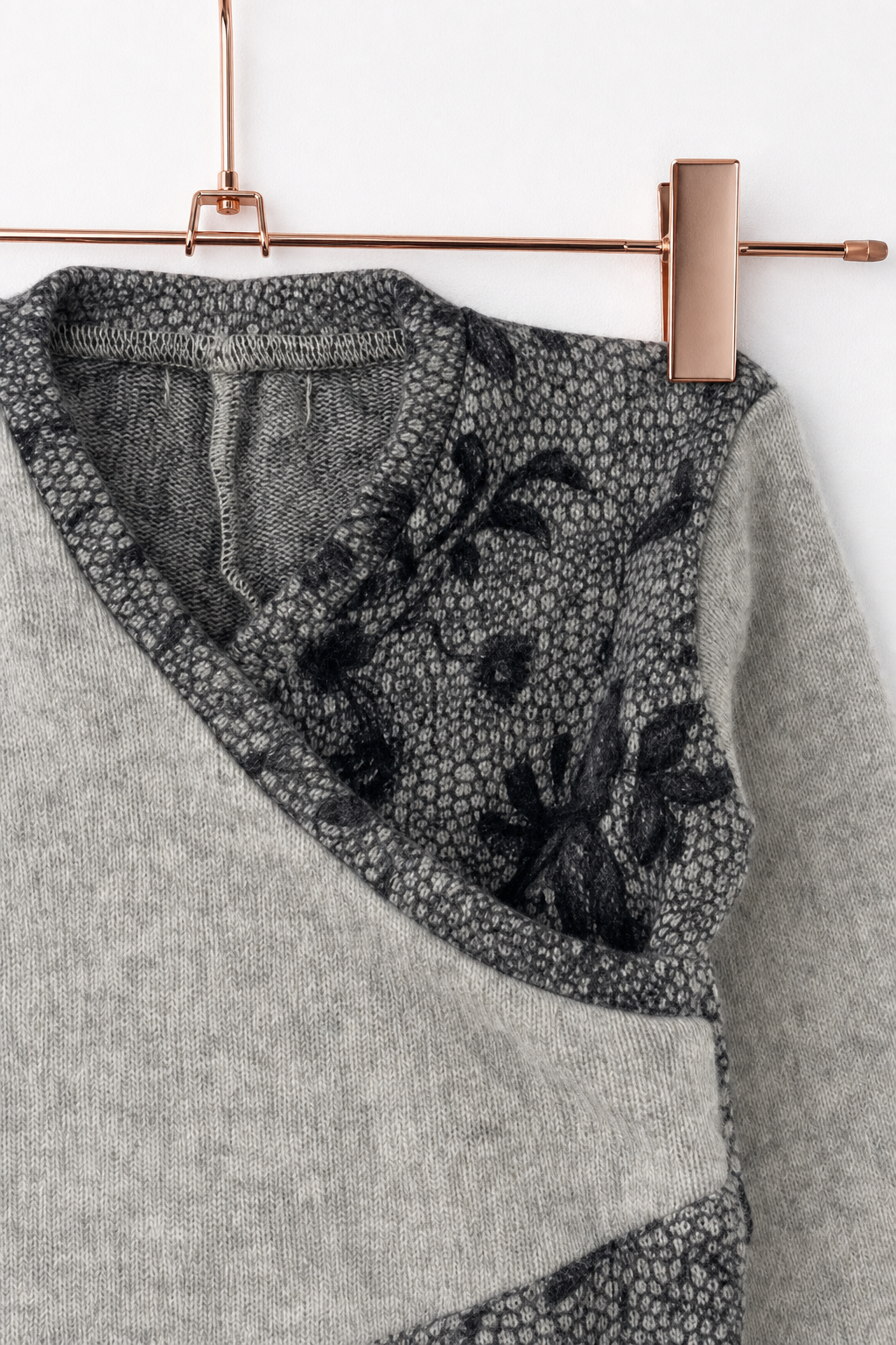 Detailaufnahme des Kaschmir Baby Longsleeves in Grau, Größe 86/92