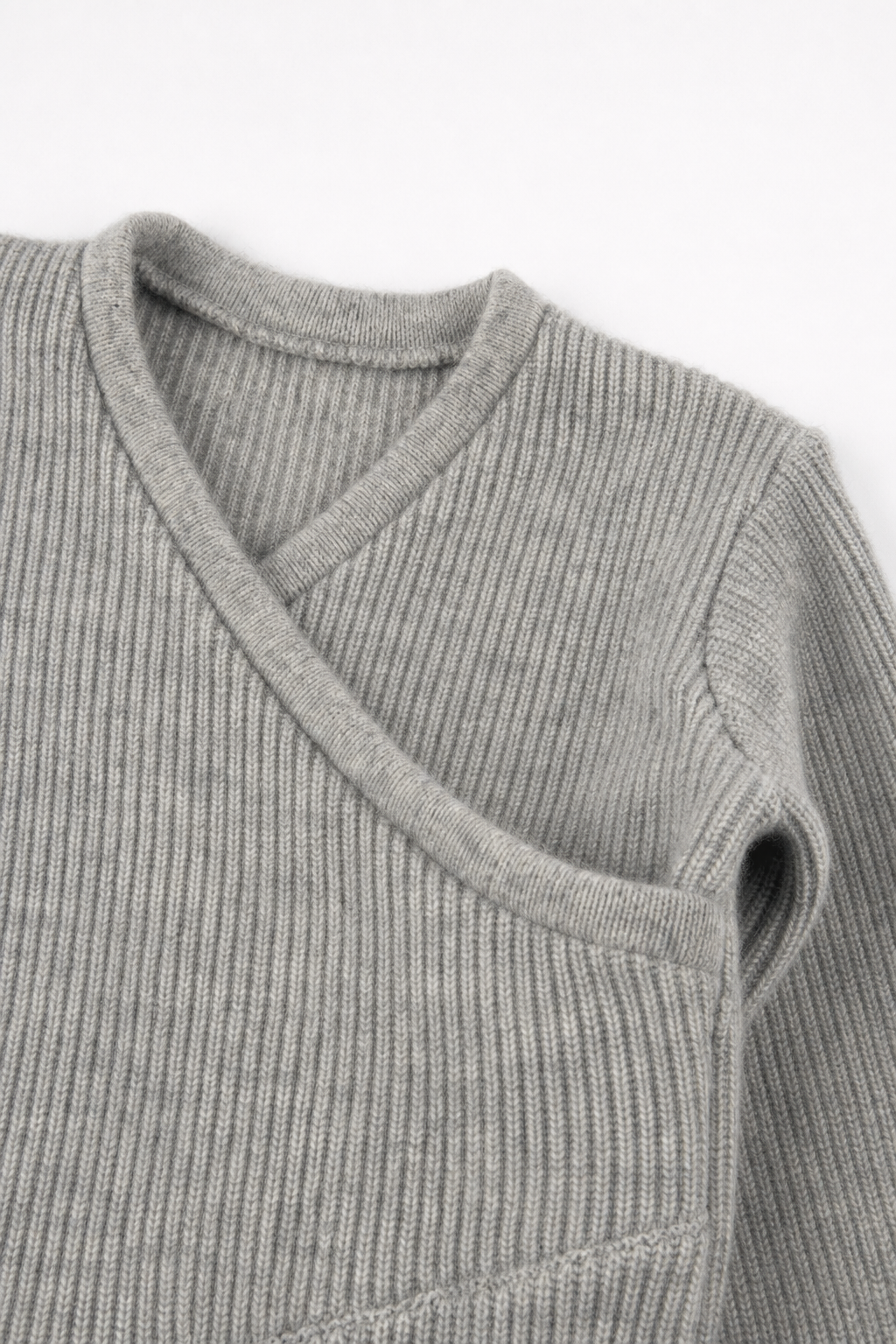 Detailaufnahme des Kaschmir Baby Longsleeves in Grau, Größe 86/92