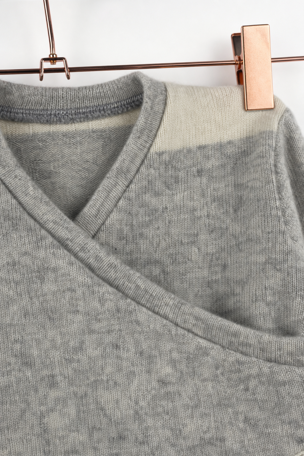 Detailaufnahme des Kaschmir Baby Longsleeves in Grau, Größe 86/92
