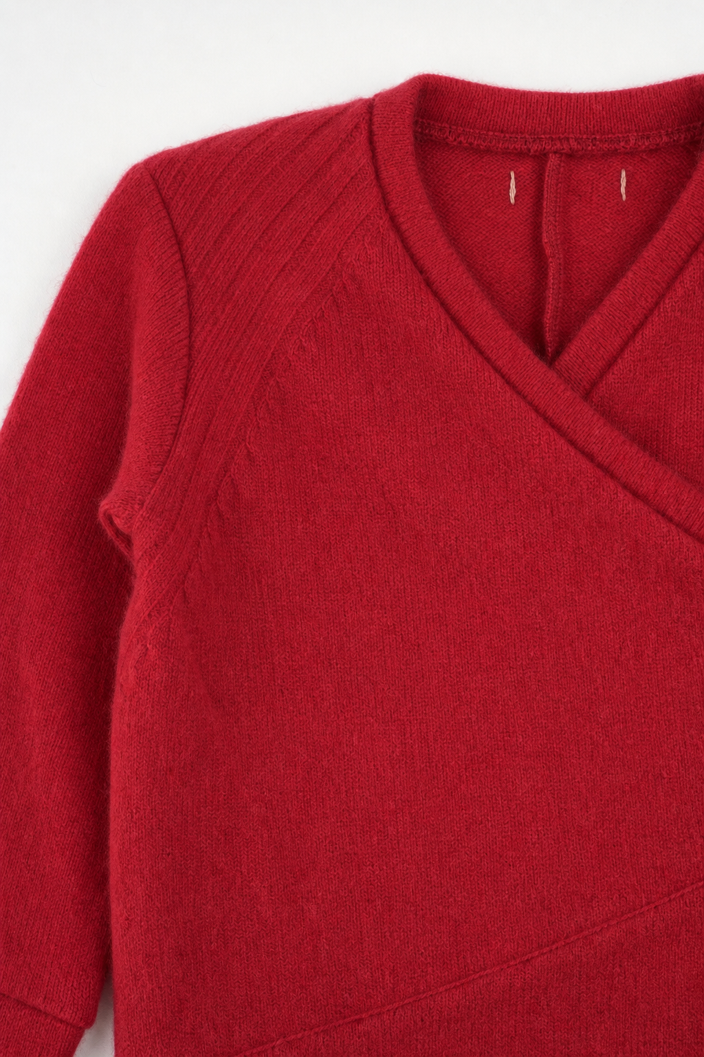 Detailaufnahme des Kaschmir Baby Longsleeves in Rot, Größe 86/92