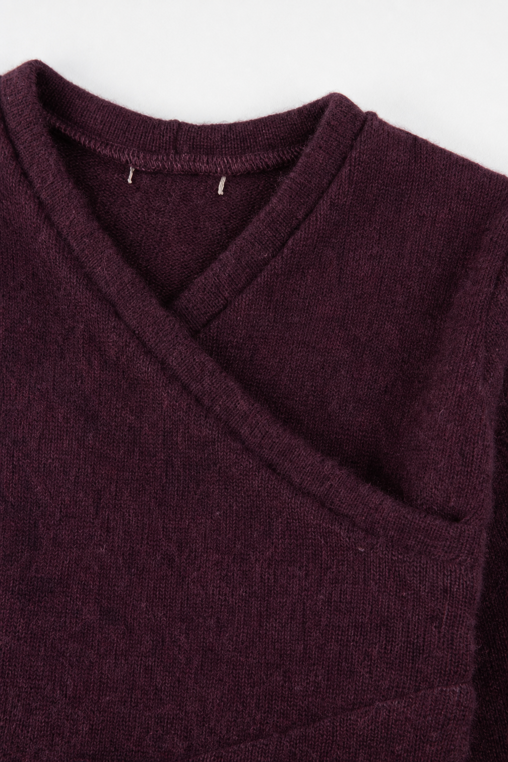 Detailaufnahme des Kaschmir Baby Longsleeves in Rot, Größe 86/92