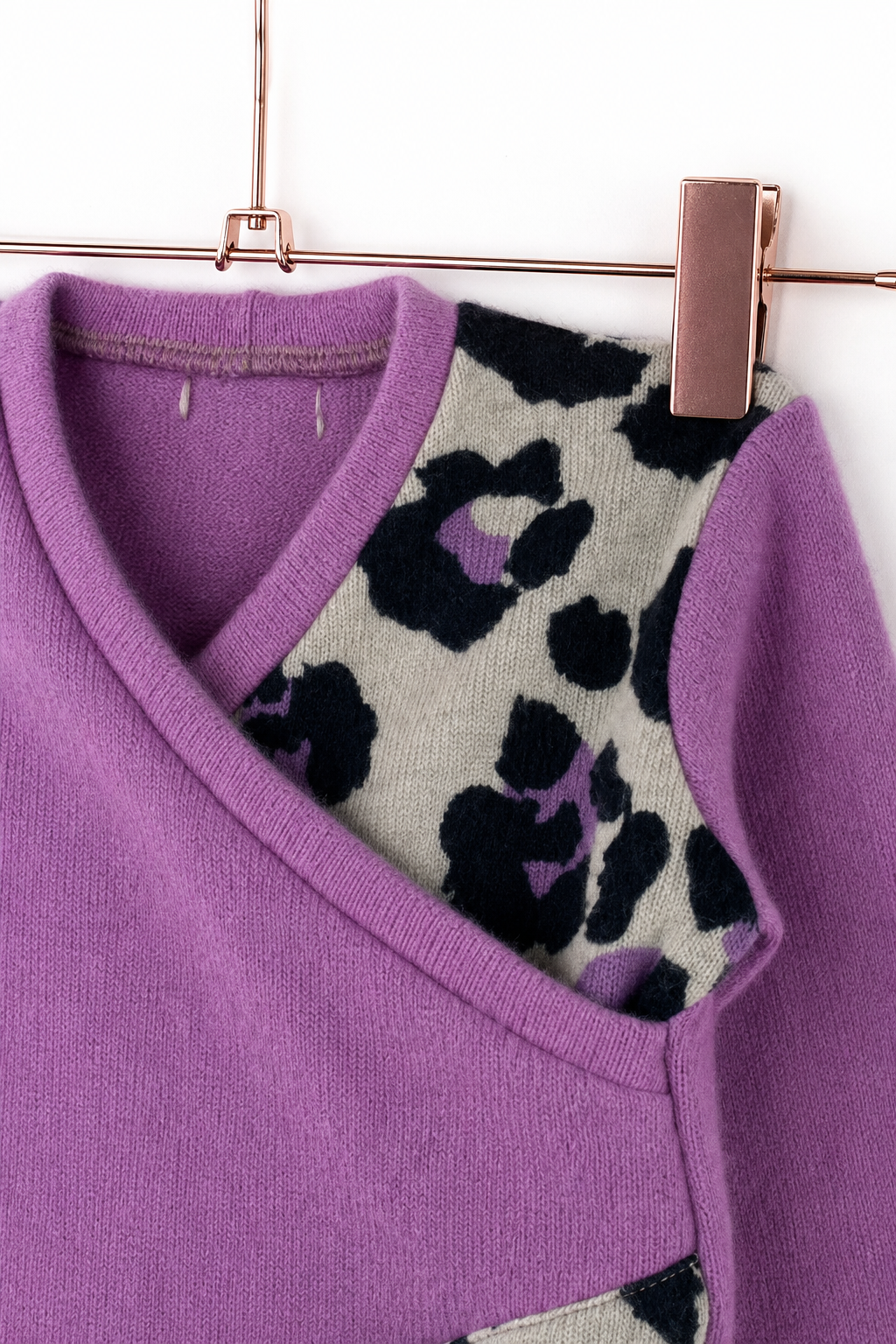 Detailaufnahme des Kaschmir Baby Longsleeves in Lila, Größe 86/92