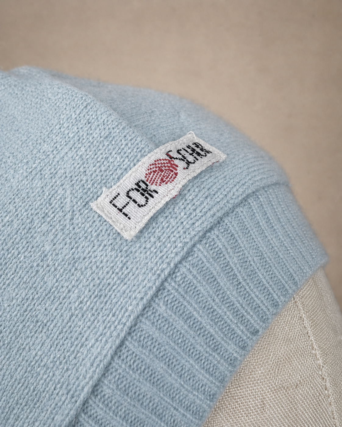 Detailaufnahme des Kaschmir Kapuzenschals in Blau