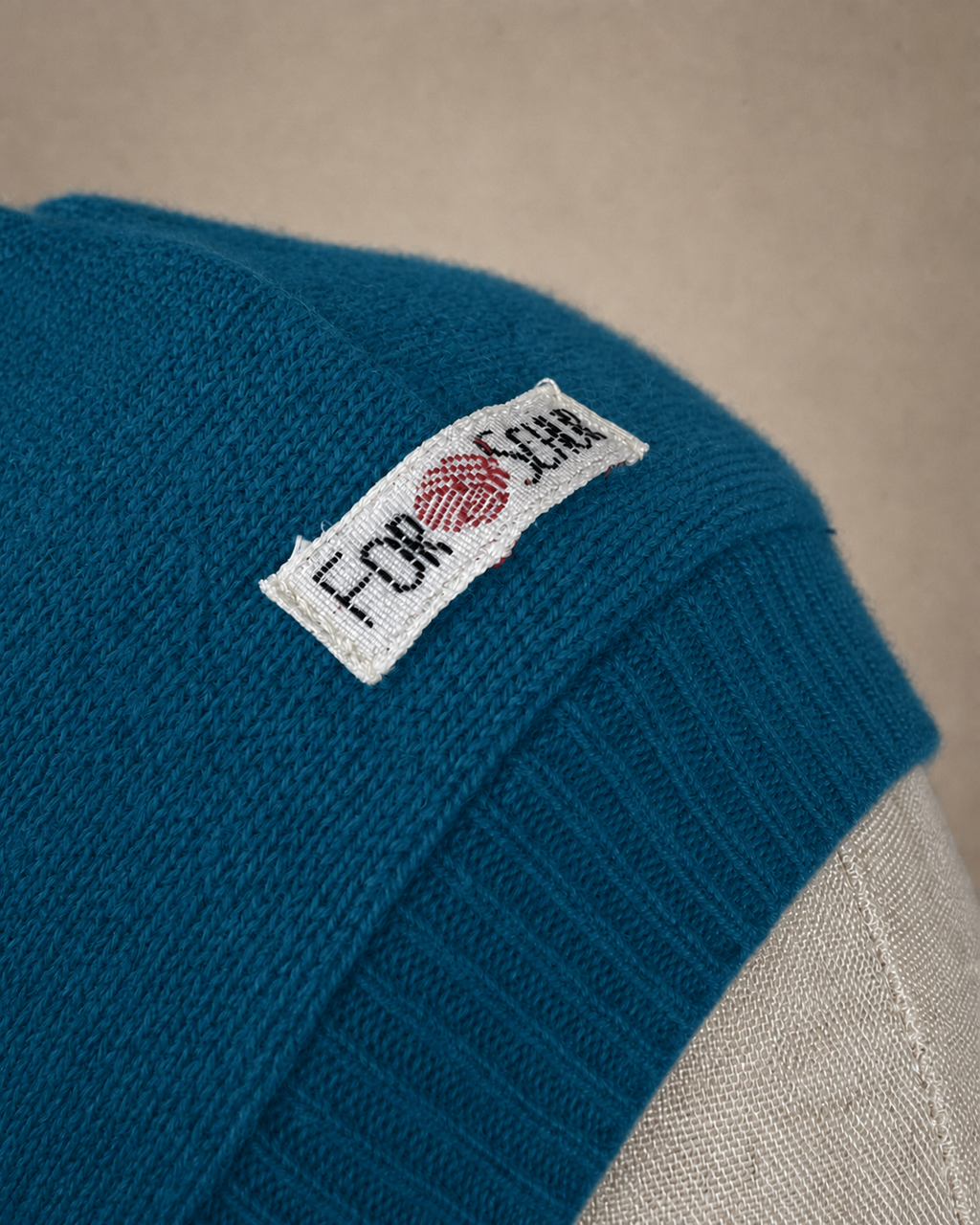 Detailaufnahme des Kaschmir Kapuzenschals in Blau