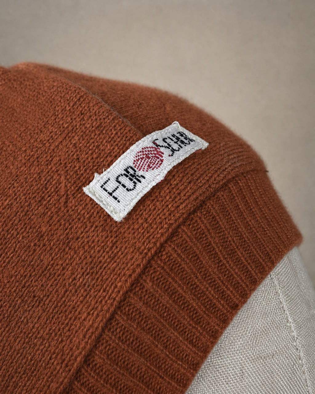 Detailaufnahme des Kaschmir Kapuzenschals in Orange