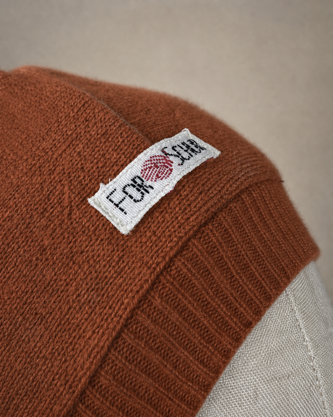 Detailaufnahme des Kaschmir Kapuzenschals in Orange