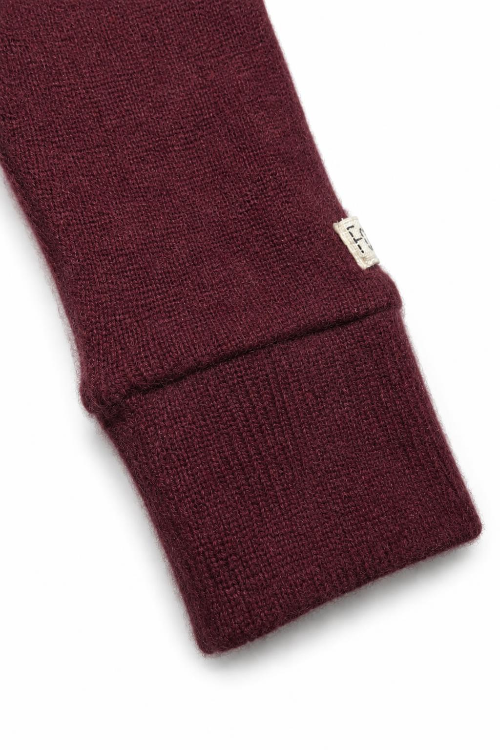 Detailaufnahme der schmalen Babyhose aus Kaschmir in Rot
