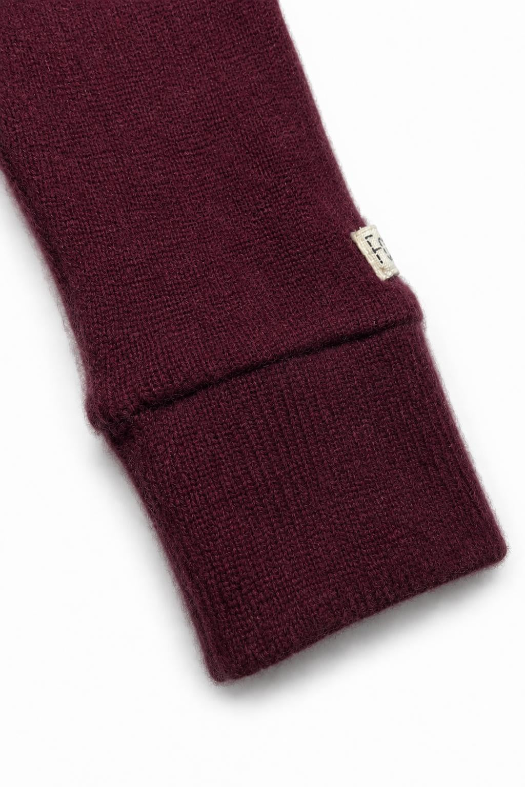 Detailaufnahme der schmalen Babyhose aus Kaschmir in Rot