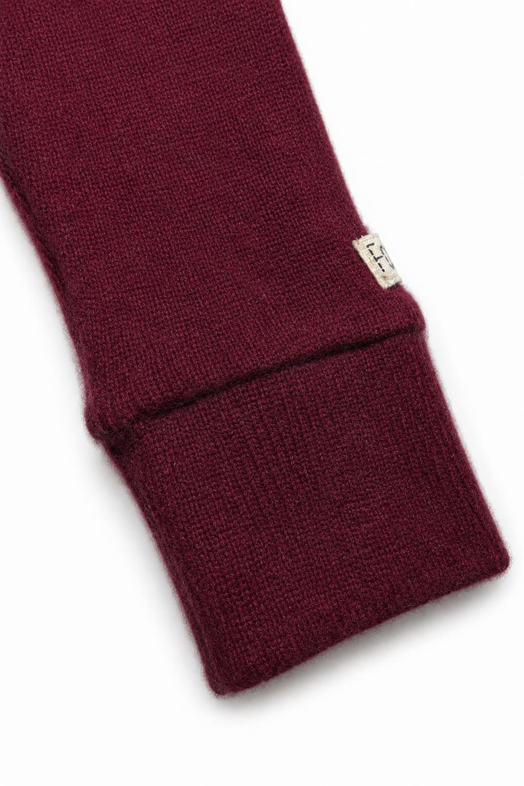 Detailaufnahme der schmalen Babyhose aus Kaschmir in Rot