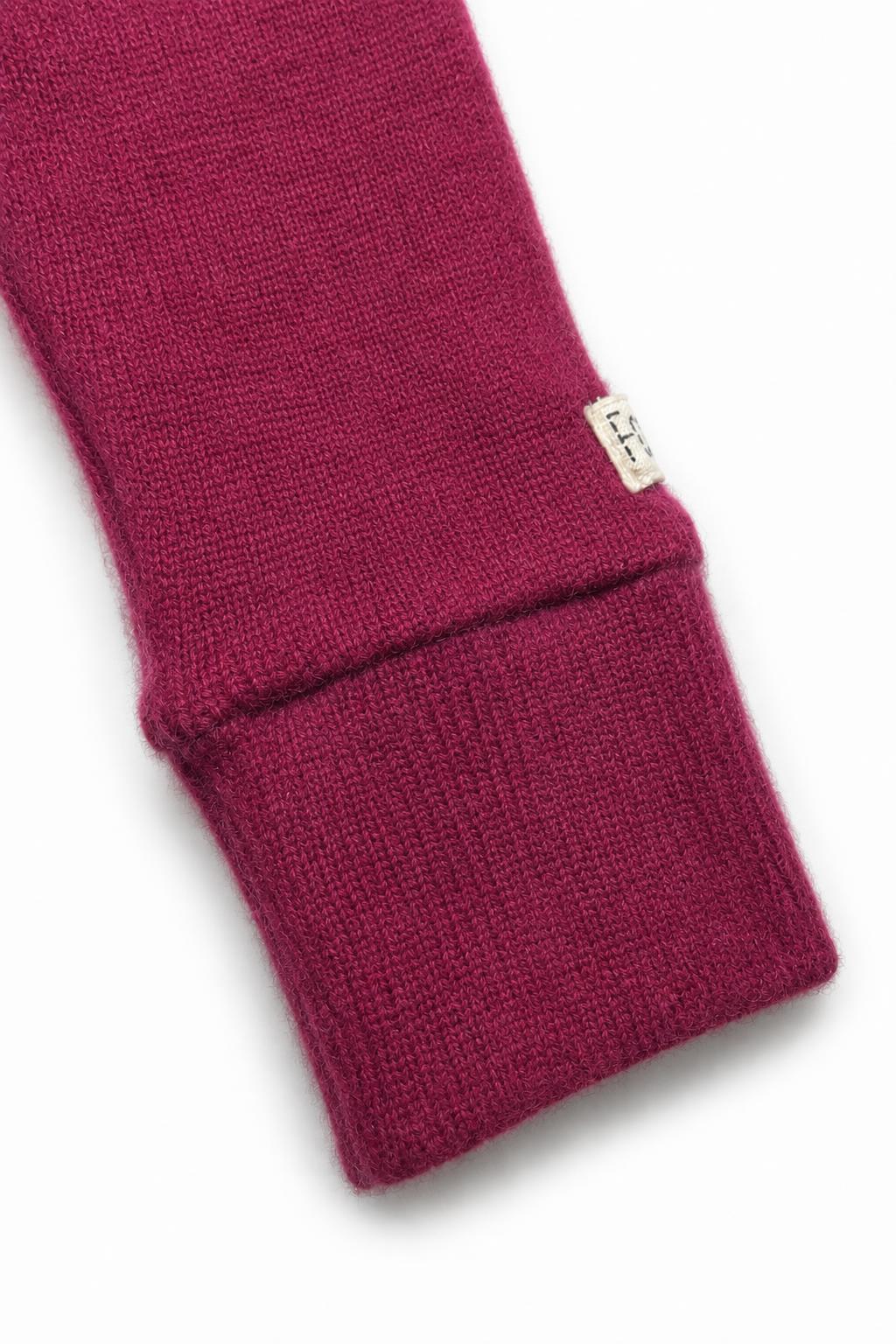 Detailaufnahme der schmalen Babyhose aus Kaschmir in Lila