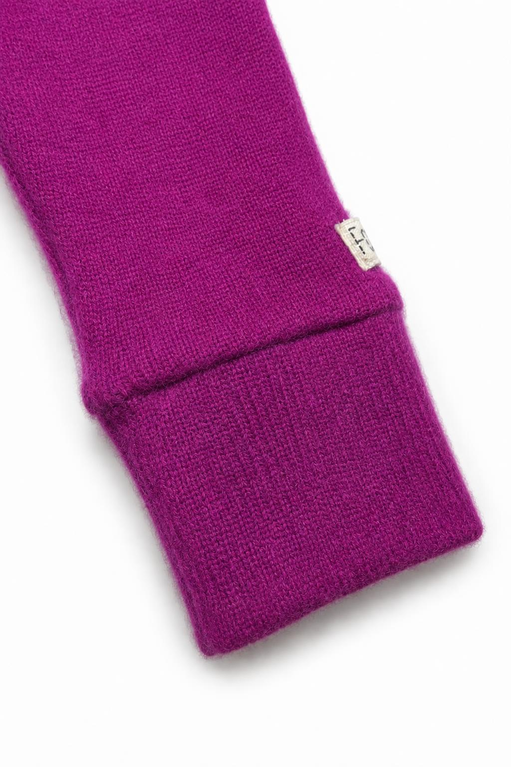 Detailaufnahme der schmalen Babyhose aus Kaschmir in Lila