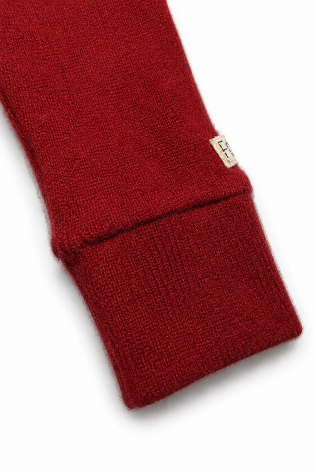 Detailaufnahme der schmalen Babyhose aus Kaschmir in Rot