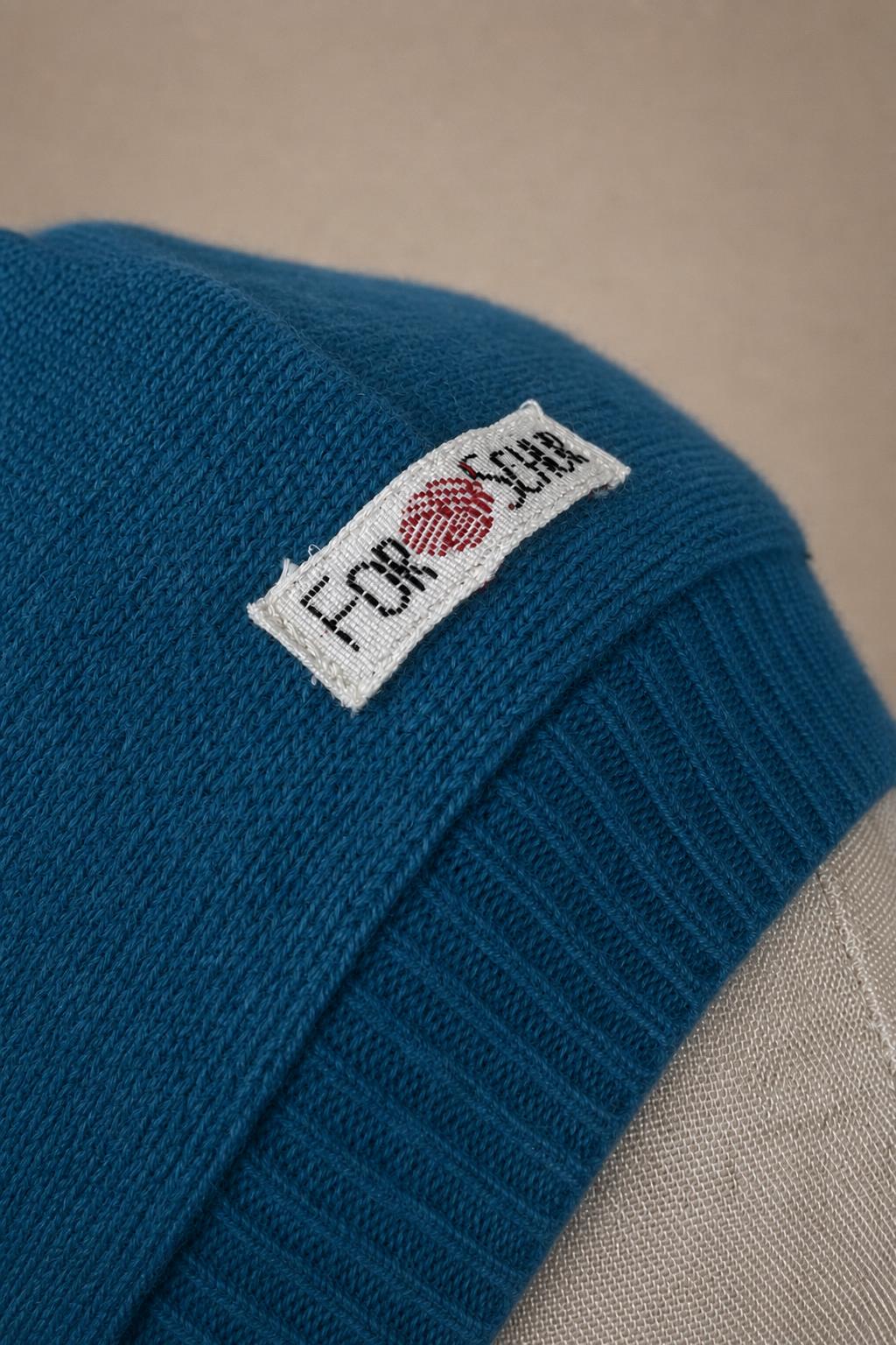 Detailaufnahme des Kaschmir Kapuzenschals in Blau