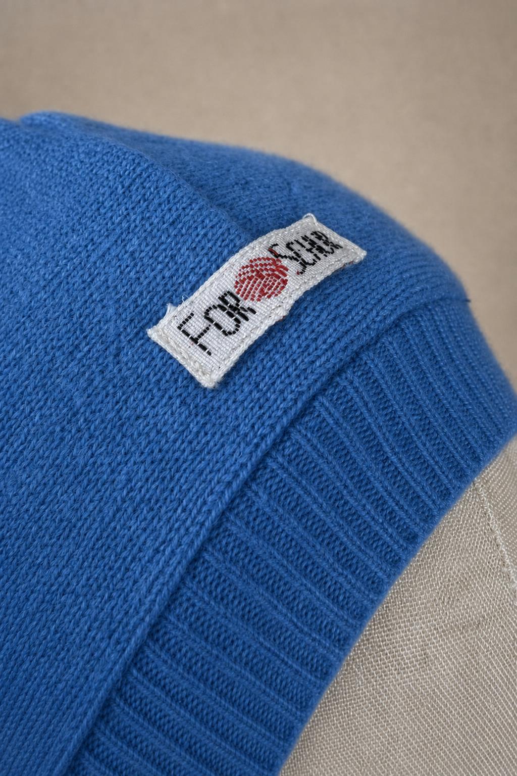 Detailaufnahme des Kaschmir Kapuzenschals in Blau